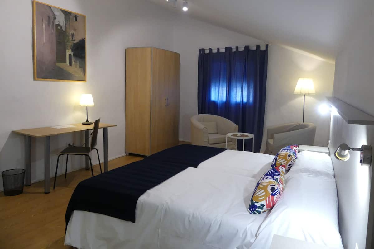 Comfort-Zweibettzimmer, 2 Einzelbetten (3) | Individuell dekoriert, Schreibtisch, laptopgeeigneter Arbeitsplatz
