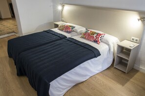 Habitació amb dos llits individuals Comfort, diversos llits (1) | Decoració individual i escriptori 