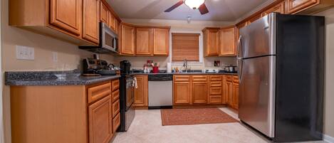 Jääkaappi, mikroaaltouuni, uuni, liesi