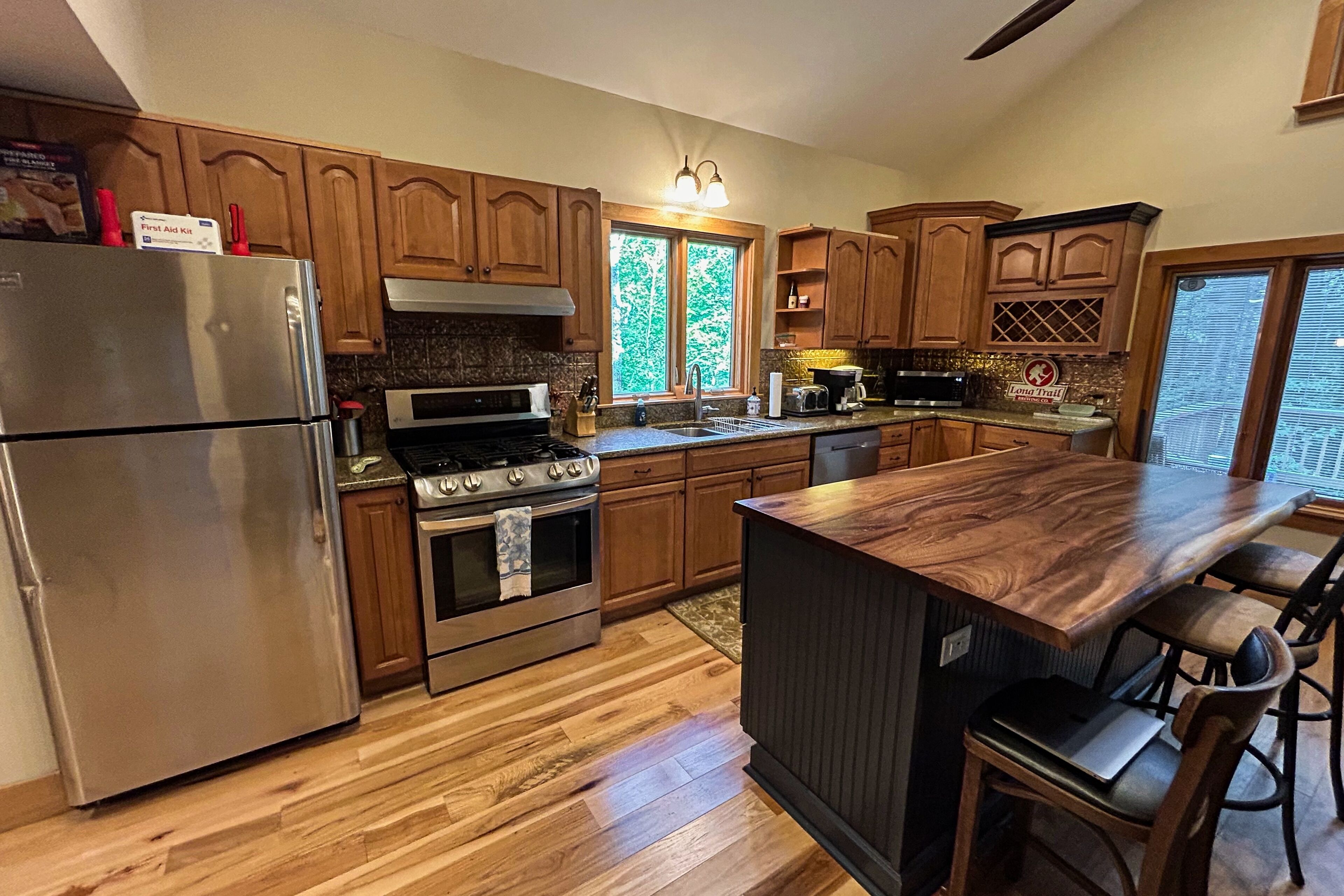 Kjøleskap, mikrobølgeovn, ovn og kokeplater