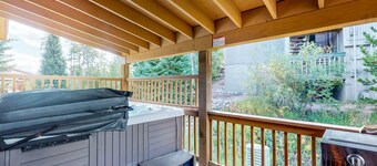 Dog-friendly mountain home close to trails with hot tub & views