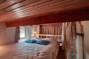 1 chambre, fer et planche à repasser, lit de bébé portatif