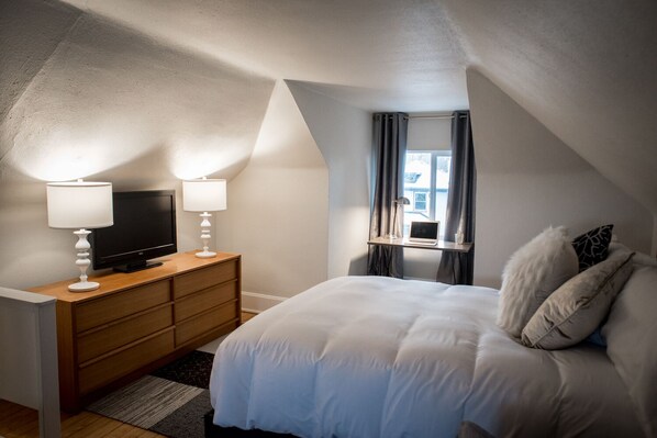 2 bedrooms, desk, iron/ironing board, WiFi