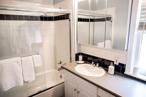 Badewanne, Haartrockner, Handtücher