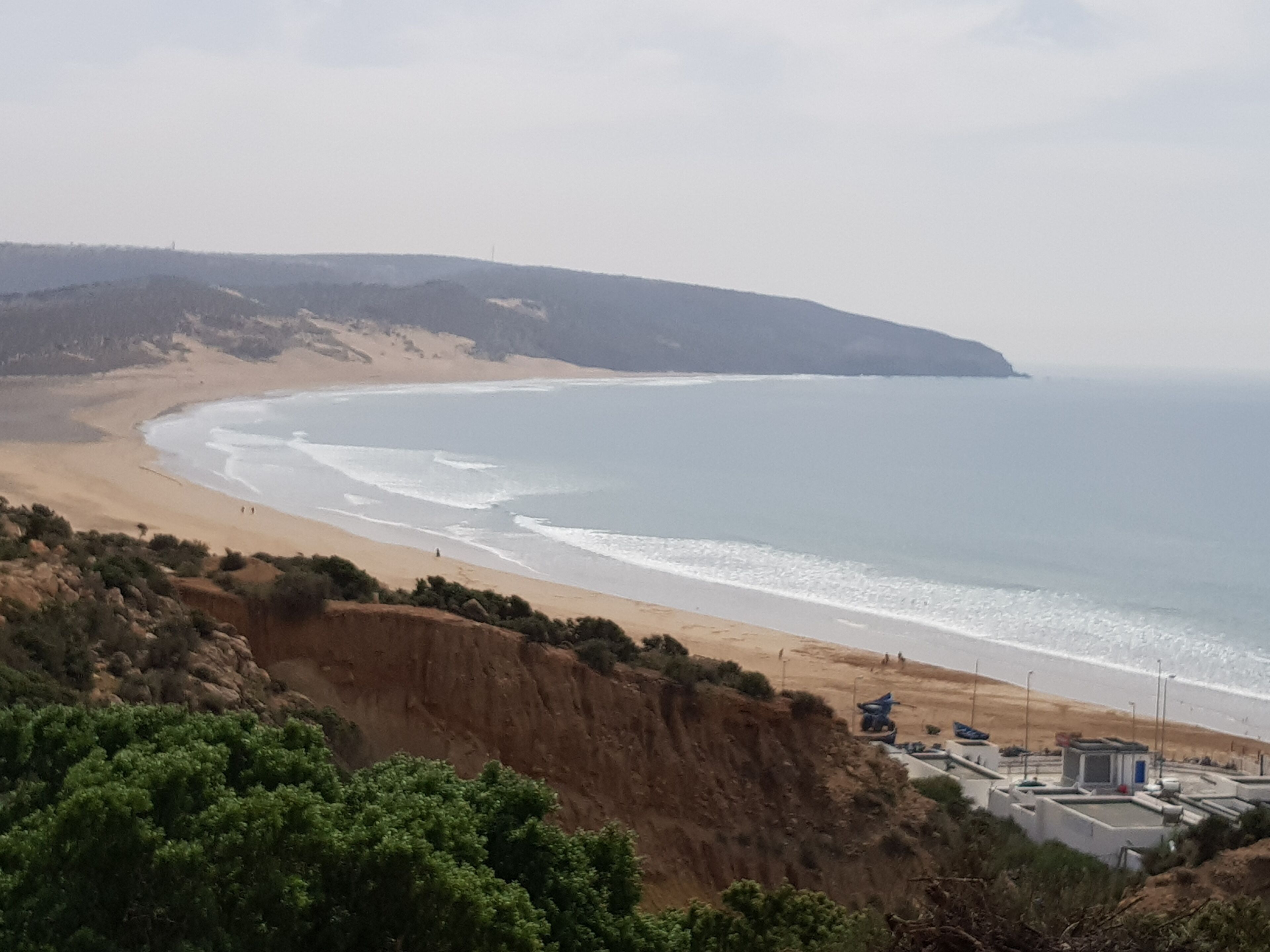 Rannalla, aurinkotuoleja