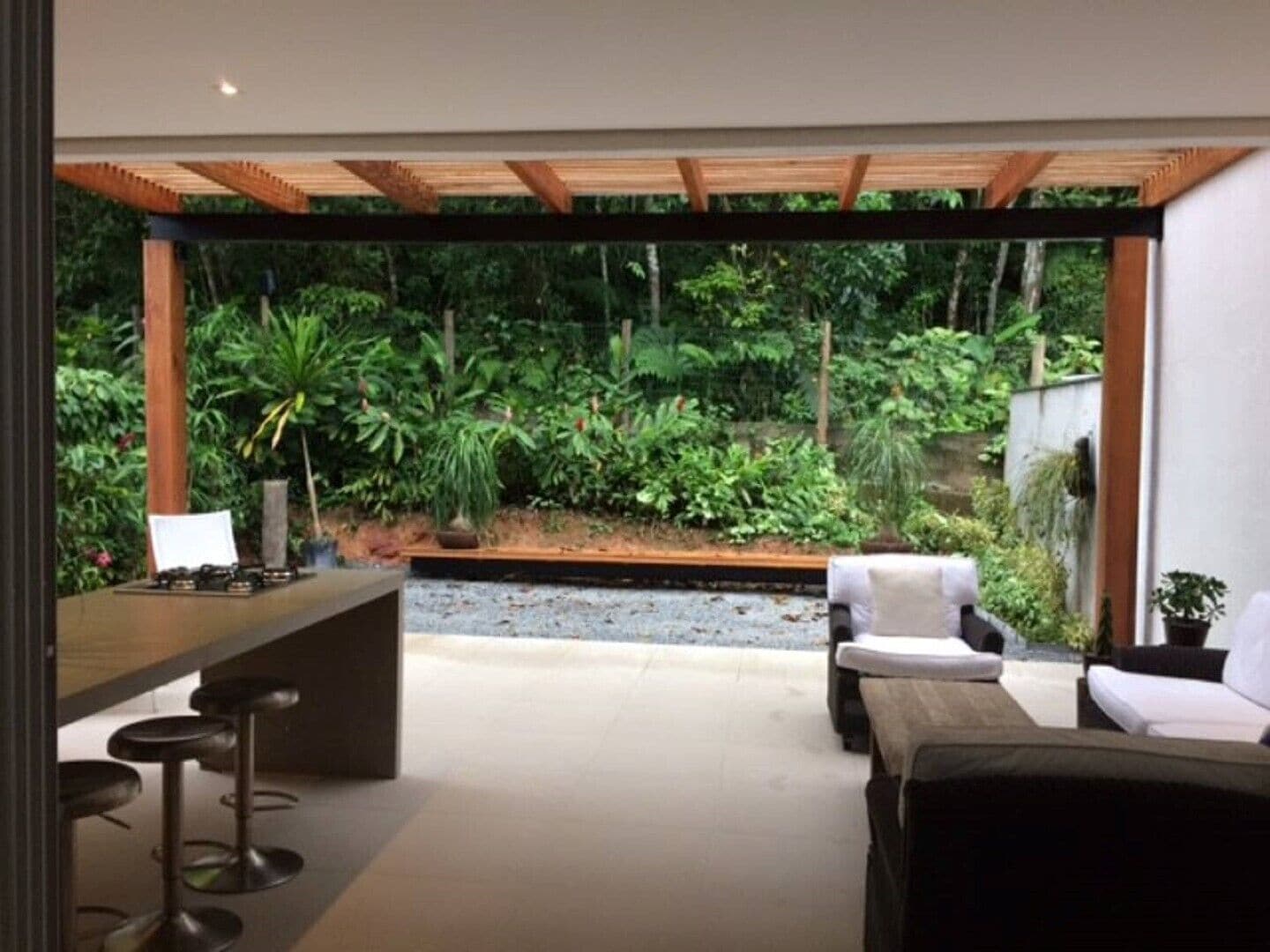 HOUSE IN CLOSED COND