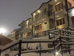 Bagian depan properti - sore/malam