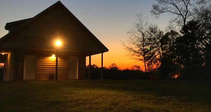 Cabine Cosy Creekside "Ole Country Store Style"