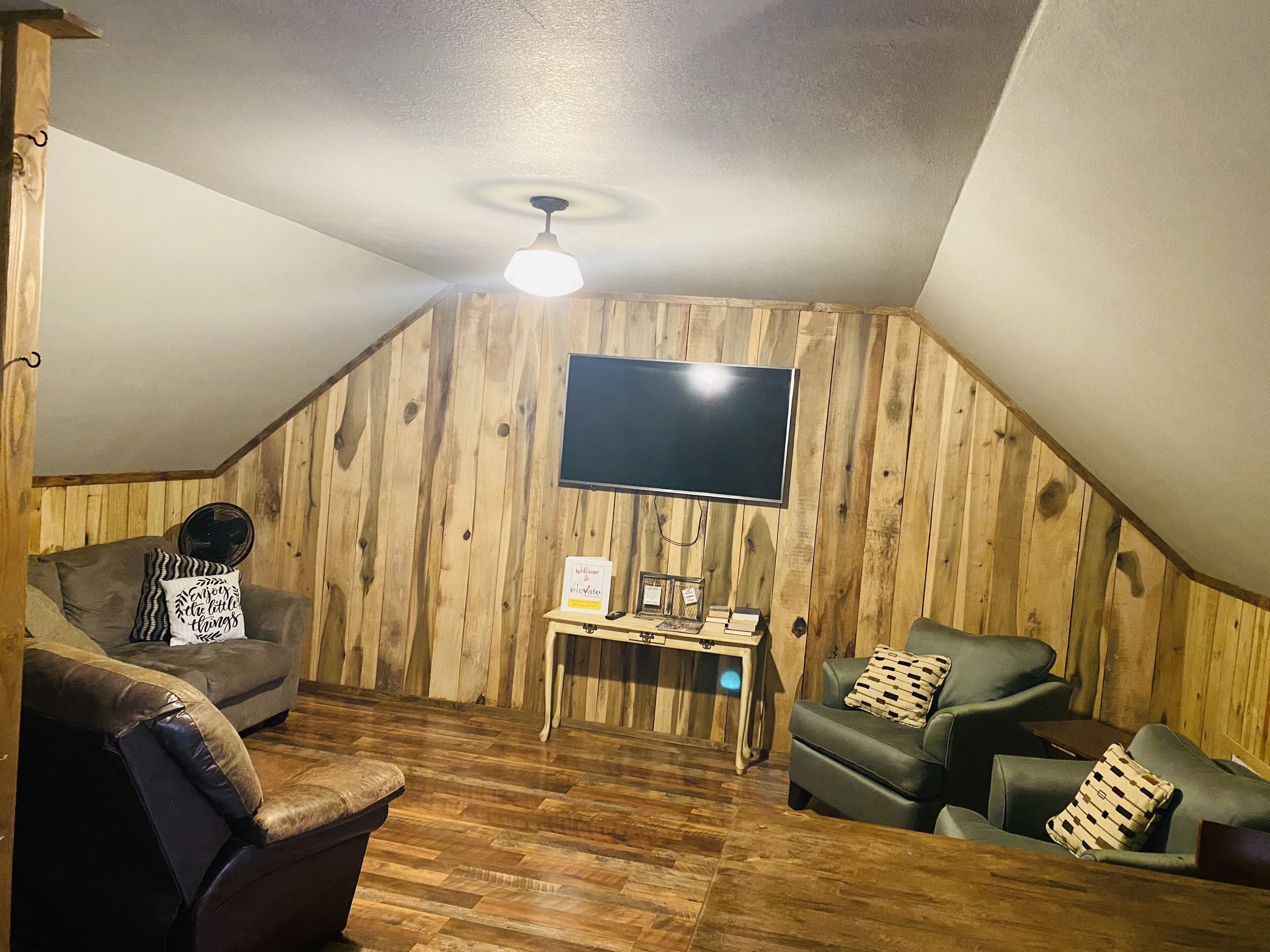 Cypress Family Cabin at the creek! 700' creek frontage - 2 beautiful sandbars