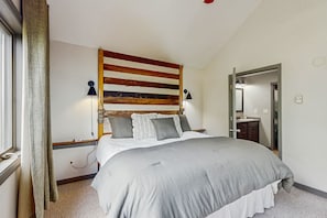 3 bedrooms, iron/ironing board, WiFi, bed sheets - Gorgeous mountain home w/ a fireplace & lots of space - close to skiing (Sugar Mountain)