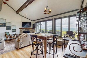 Televisión y chimenea