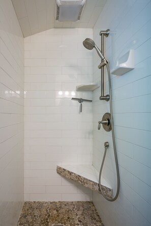 Een douche, een haardroger, handdoeken, zeep