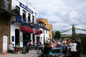 Outdoor dining - River View, London Zone 2 Hammersmith, 2 Bedroom / 2 Bath (London)
