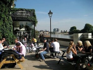 Outdoor dining - River View, London Zone 2 Hammersmith, 2 Bedroom / 2 Bath (London)