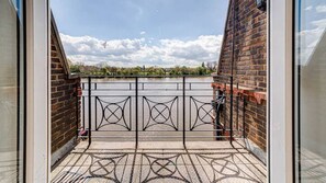 Interior - River View, London Zone 2 Hammersmith, 2 Bedroom / 2 Bath (London)