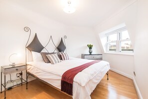 2 عدّة غرف نوم ومكواة/لوح كي وسرير سفر وواي فاي