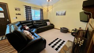 TV connectée, cheminée, livres, imprimantes