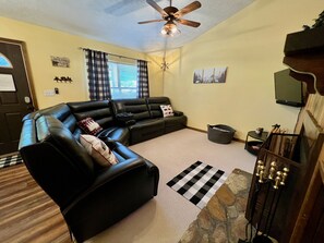 TV connectée, cheminée, livres, imprimantes