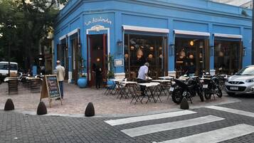 Fachada da propriedade à noite