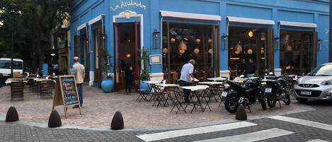 住宿正面 - 傍晚/夜晚