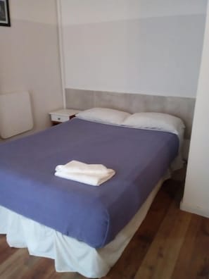 Standaard tweepersoonskamer, 1 queensize bed | Luxe beddengoed, donzen dekbedden, een bureau, een laptopwerkplek