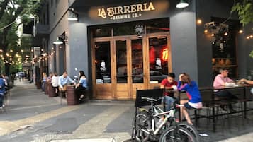 Fachada da propriedade à noite