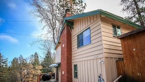 Kaksikerroksinen talo, jossa on vihreä katto, savupiippu ja talon sivussa numero 41625.