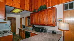 House, 4 Bedrooms | Private kitchen | Fridge, microwave, stovetop, dishwasher - Avalon Hide Out-1336 by Big Bear Vacations (Big Bear Lake)