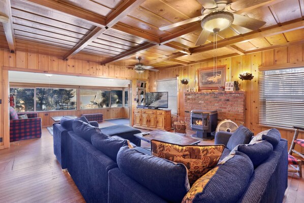 Maison, 3 chambres | Salle de séjour | Téléviseur de 36 po avec télévision par câble, lecteur de DVD