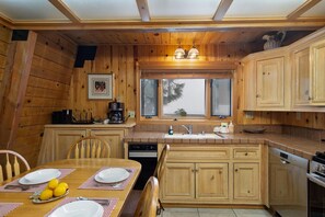 Chalet, 3 Bedrooms | Dining