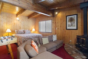 Chalet, 3 Bedrooms | 3 bedrooms, individually decorated, individually furnished, bed sheets