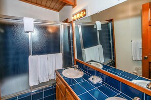 Chalet, 3 Bedrooms | Bathroom | Towels - Summit Paradise-845 by Big Bear Vacations (Big Bear Lake)