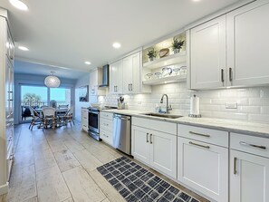 Fridge, microwave, oven, stovetop - Exquisite Oceanfront Condo with Designer Finishes (Jacksonville Beach)