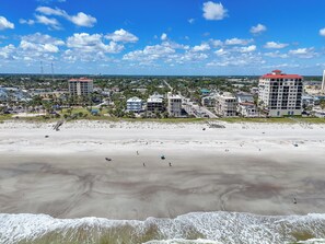 En la playa, camastros y toallas de playa 