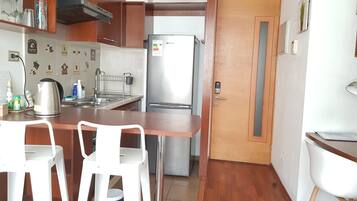 Réfrigérateur, four, bouilloire électrique