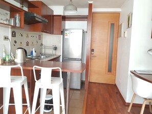 Fridge, oven, electric kettle - N923_Apartment 2 single beds. (Santiago)