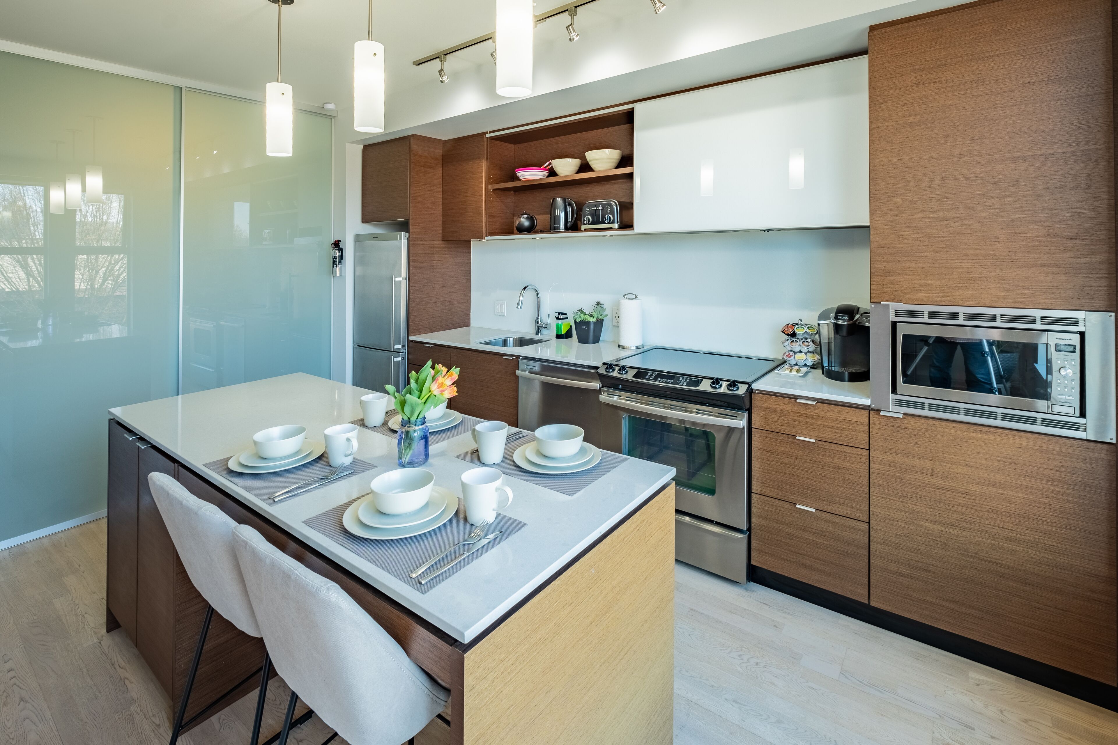 Clean, LEGAL, 3rd Flr 1 BR in Old/China Town