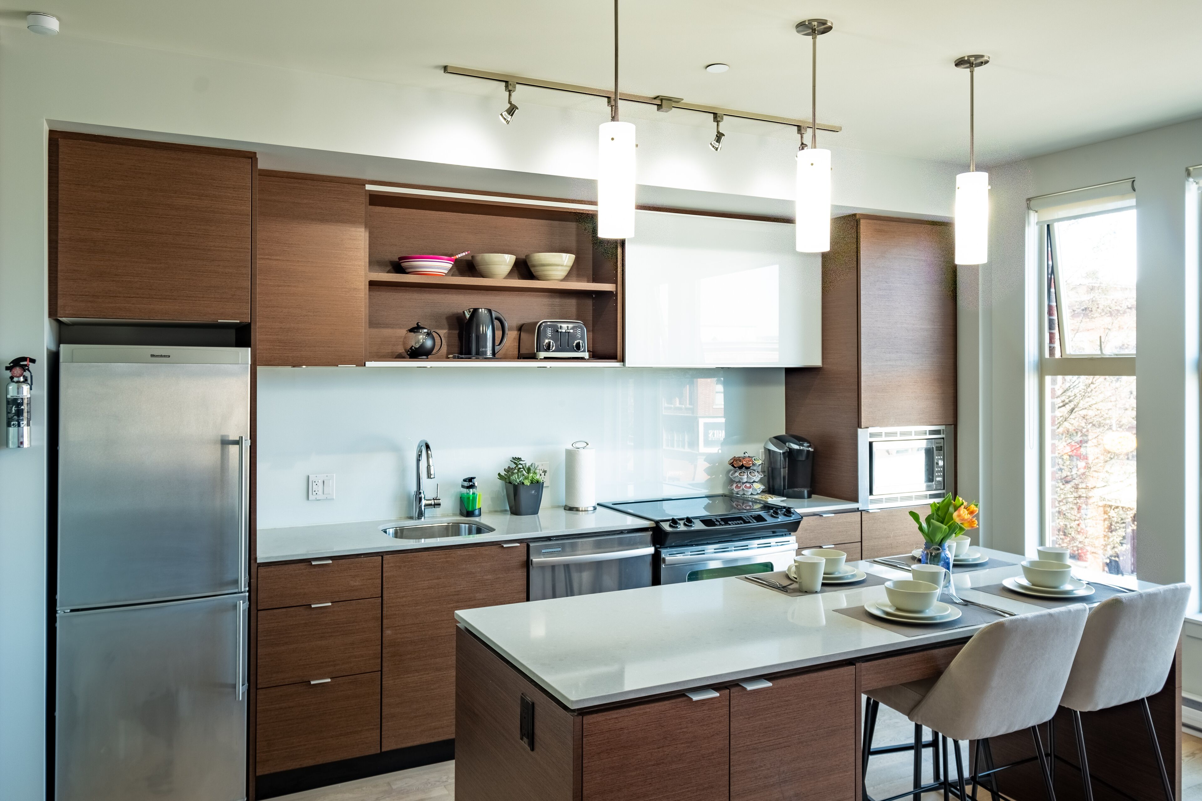 Clean, LEGAL, 3rd Flr 1 BR in Old/China Town