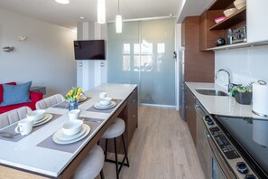 ثلاجة، ميكروويف، فرن، موقد طهي مسطح