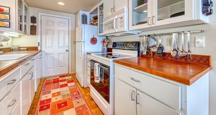 Hillside home with exceptional ocean view near the beach - dog-friendly