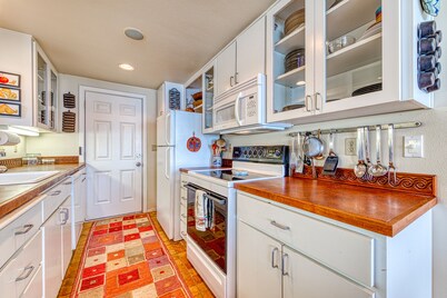 Hillside home with exceptional ocean view near the beach - dog-friendly