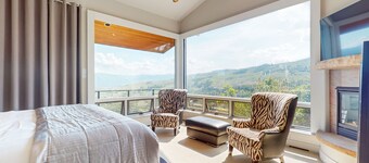 Gorgeous mountain mansion with amazing views & pool table - close to the slopes