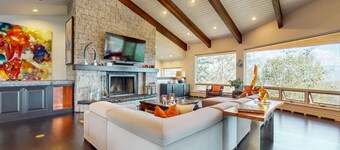 Gorgeous mountain mansion with amazing views & pool table - close to the slopes