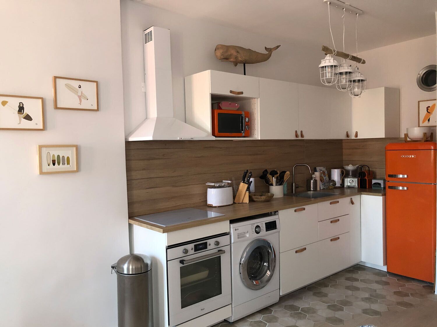 Réfrigérateur, micro-ondes, four, plaque de cuisson