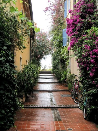 Great brand new 1 bedroom apartment in the center of old Antibes