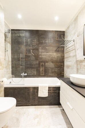 apartman, 1 kétszemélyes ágy és egy kinyitható kanapé (45 Rue du Bas Castelet 201) | Fürdőszoba | Zuhanyzó, hajszárító, törölközők és szappan