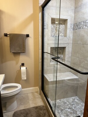 Combined shower/bathtub, hair dryer, towels, soap - This Ruidoso condo is located in the picturesque Sierra Blanca mountains. (Ruidoso)