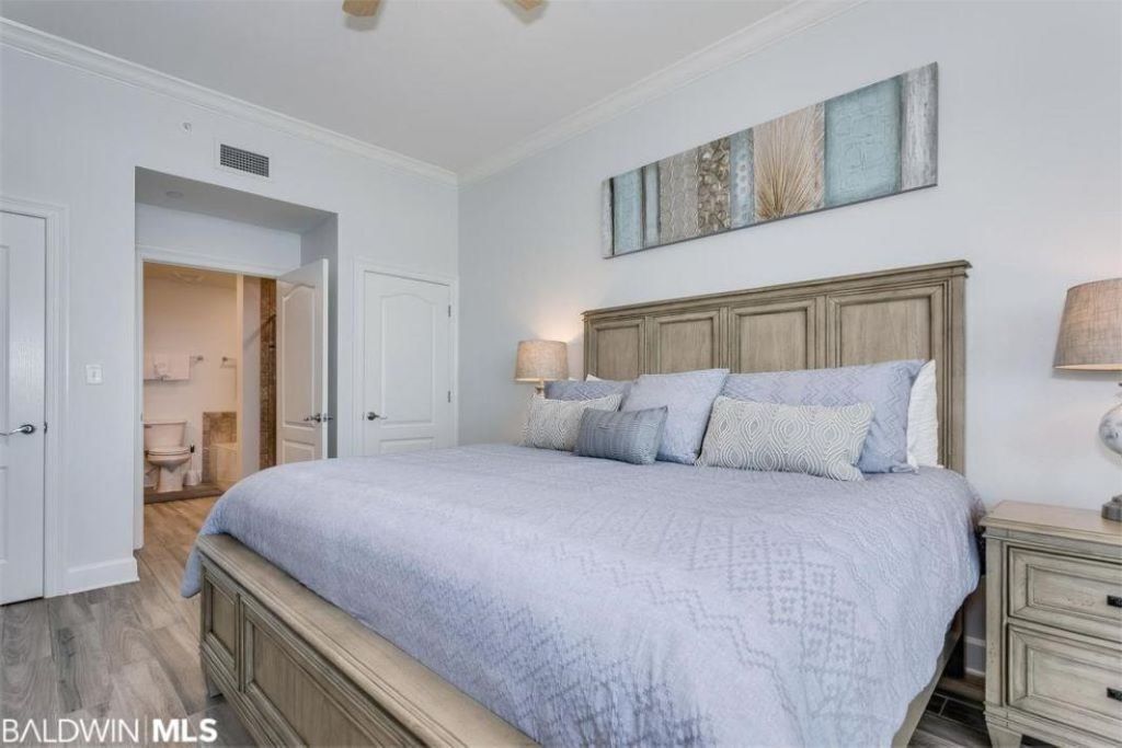 Beachfront 4BR condo with six Comfortable queen beds and King size bed in Master