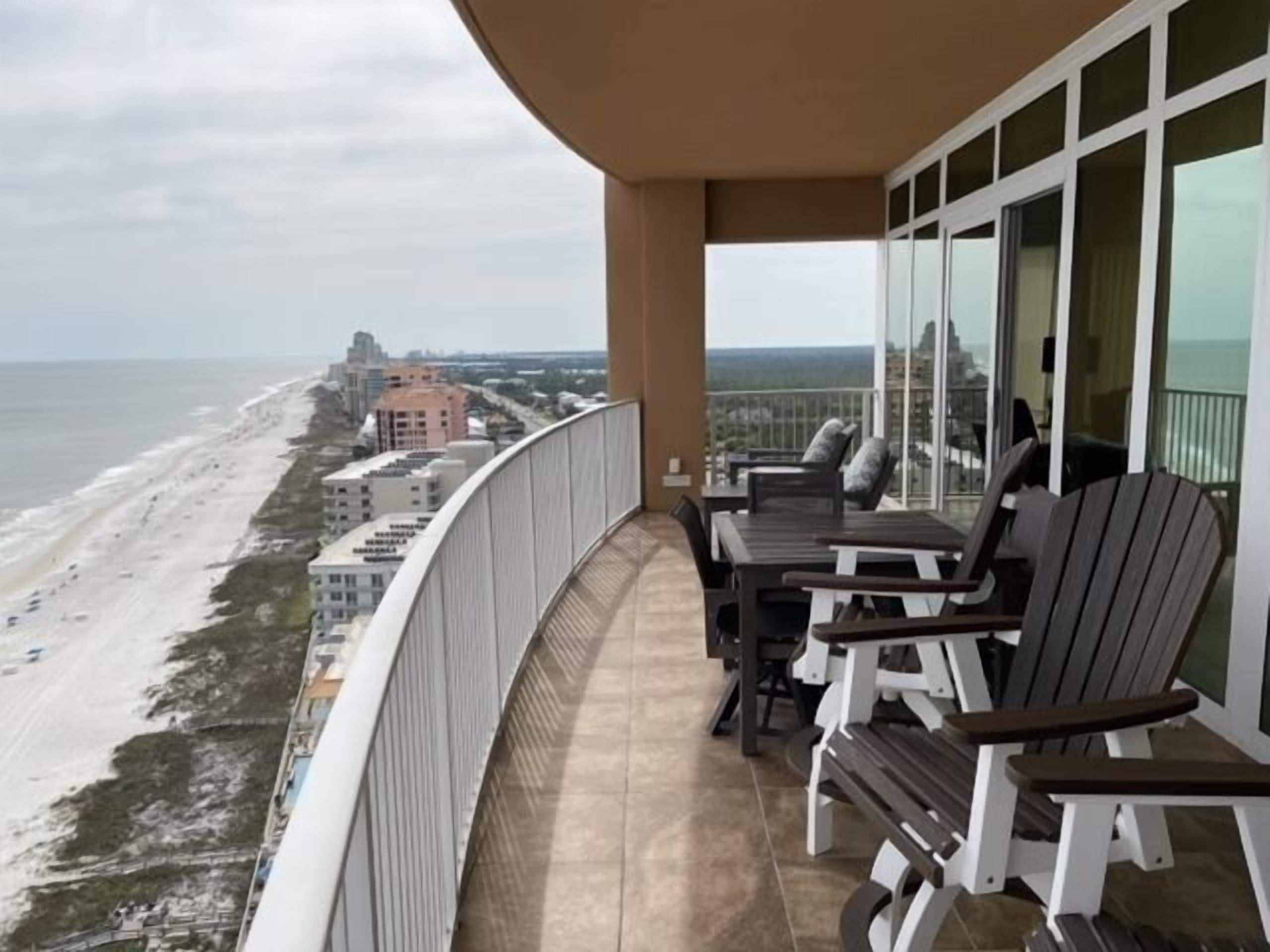 Beachfront 4BR condo with six Comfortable queen beds and King size bed in Master