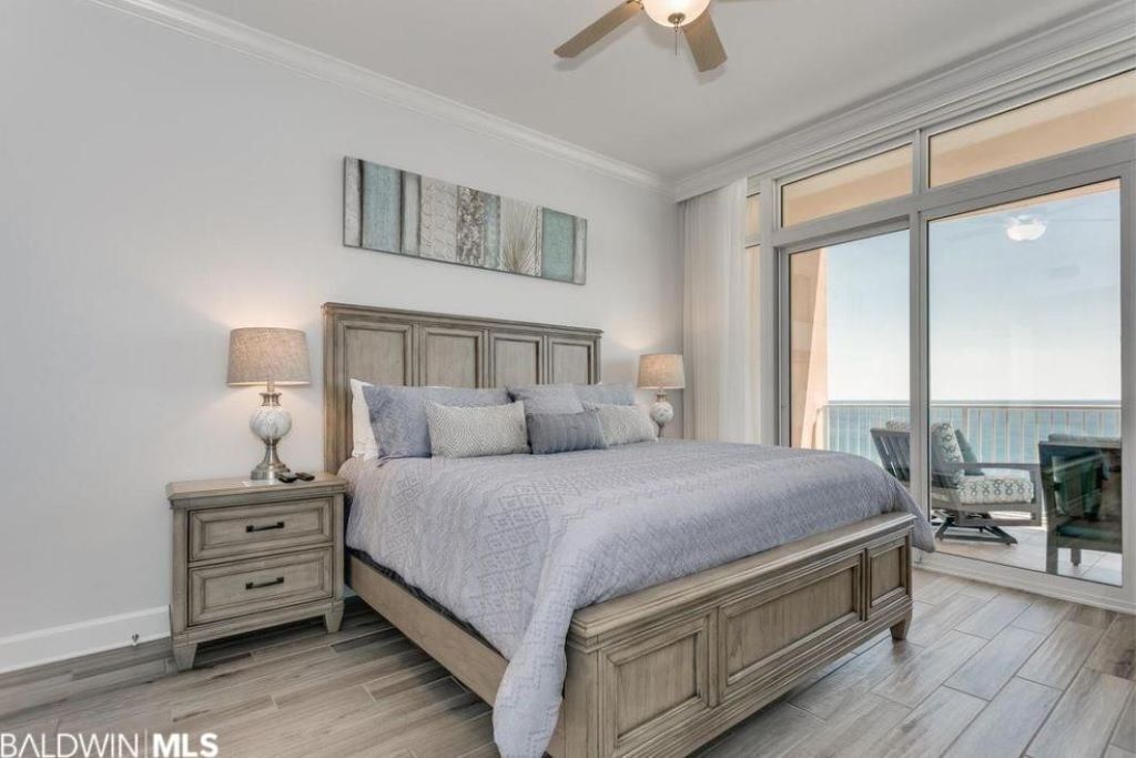 Beachfront 4BR condo with six Comfortable queen beds and King size bed in Master